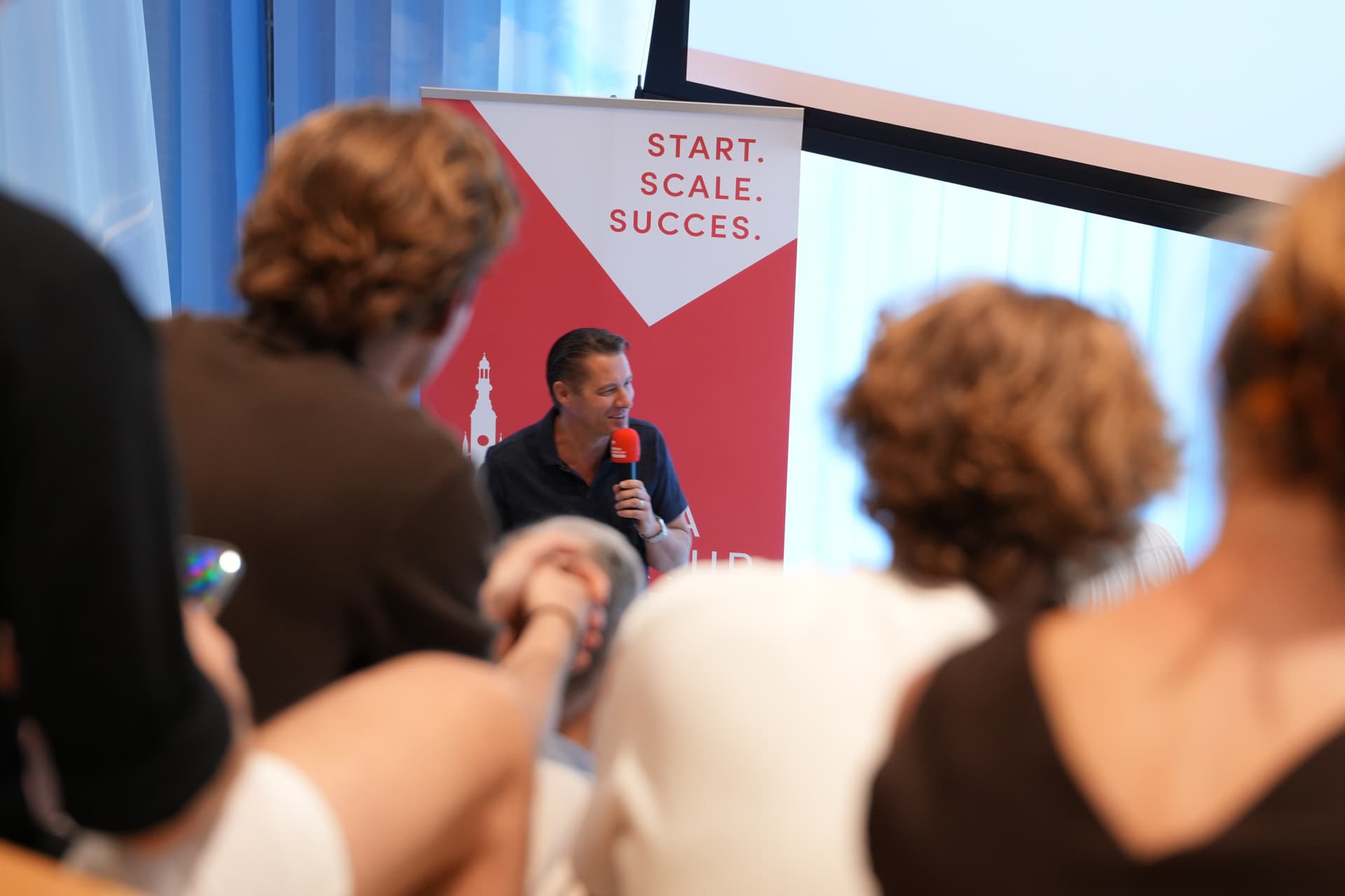 Ondernemers in gesprek tijdens een Talent First event